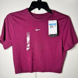 Nike Cropped Tee Women’s Medium Berry Pink Short Sleeve NWT